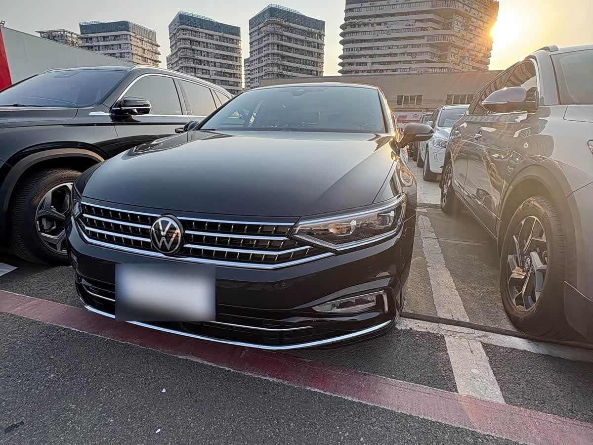 2025 Volkswagen Magotan front exterior