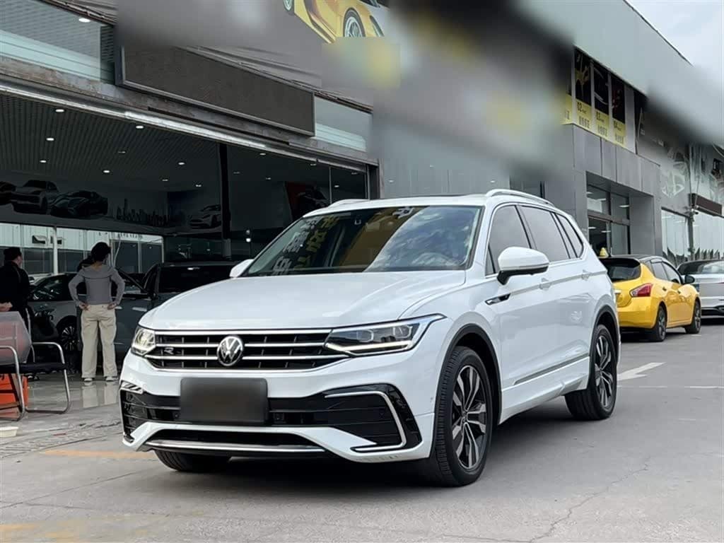 2023 Volkswagen Tiguan L front exterior