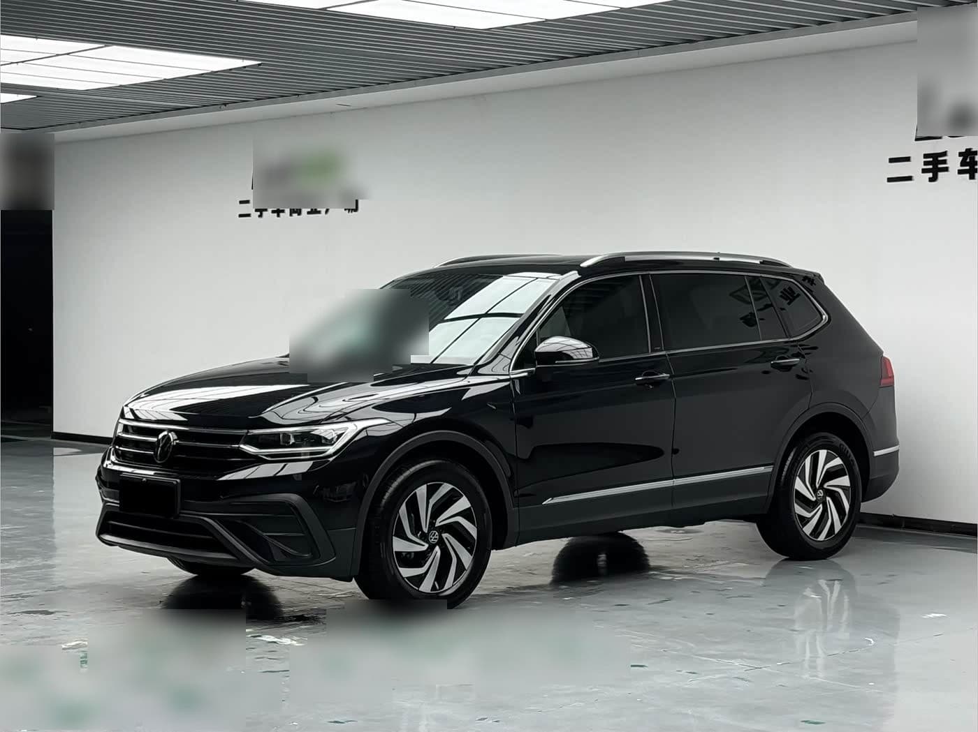 2024 Volkswagen Tiguan L front exterior