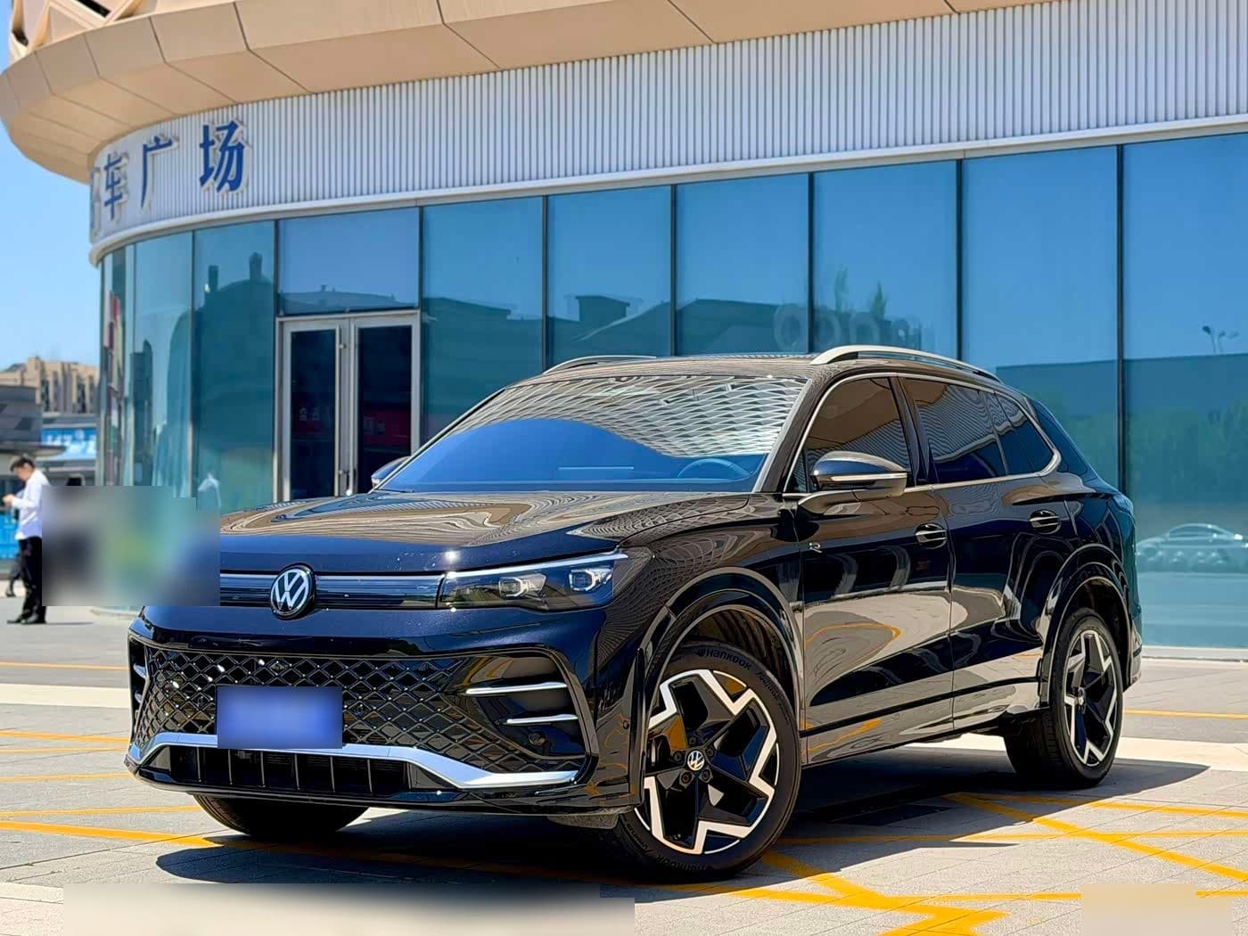 2025 Volkswagen Tiguan L front exterior