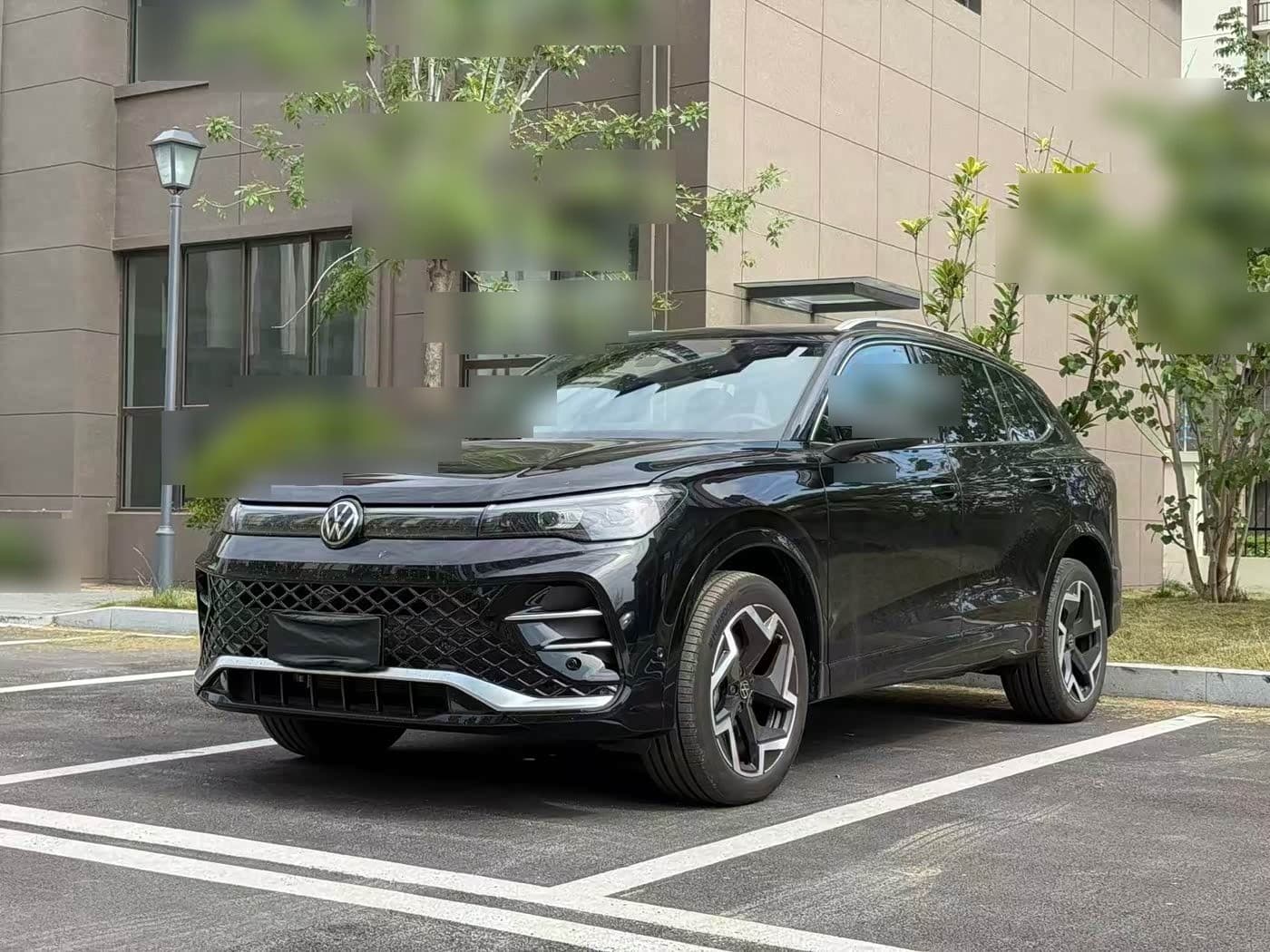 2025 Volkswagen Tiguan L front exterior