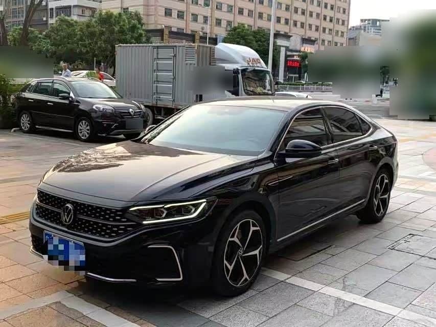 2023 Volkswagen Passat front exterior