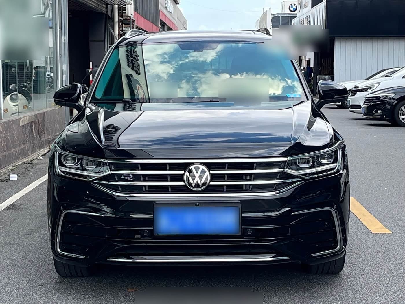 2023 Volkswagen Tiguan L front exterior