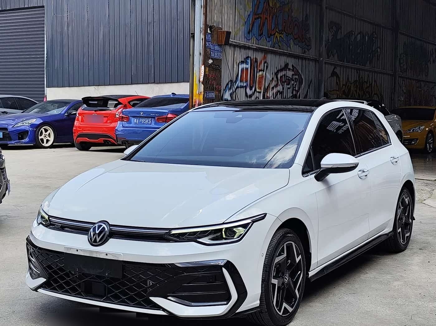 2024 Volkswagen Golf front exterior