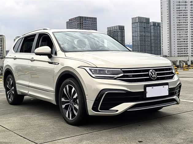 2023 Volkswagen Tiguan L front exterior