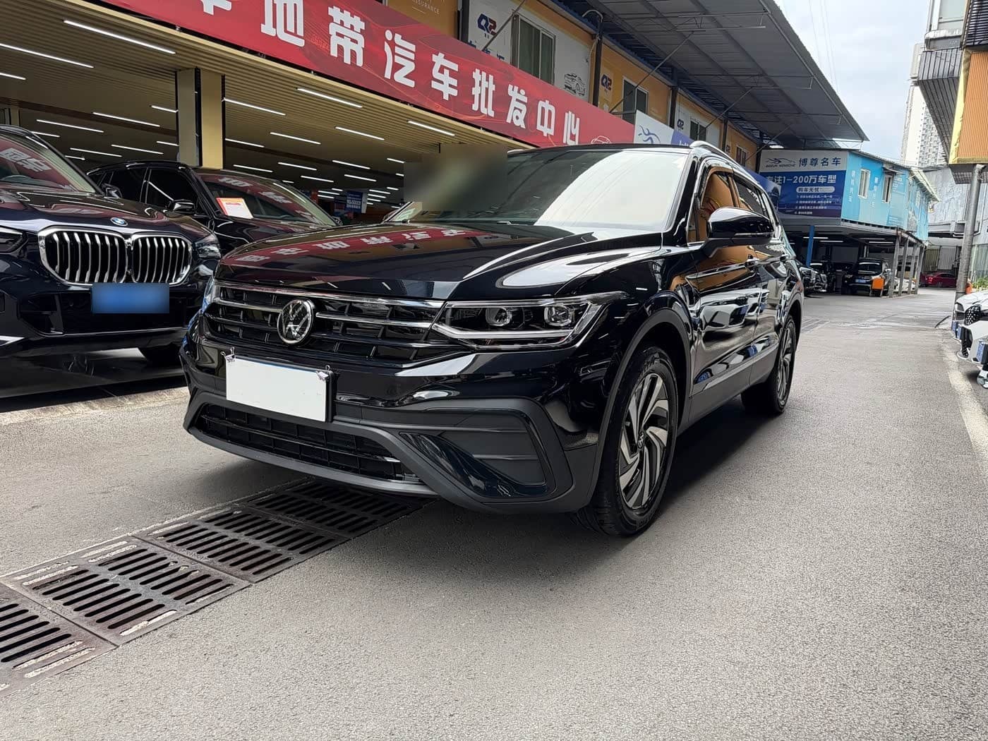 2025 Volkswagen Tiguan L front exterior