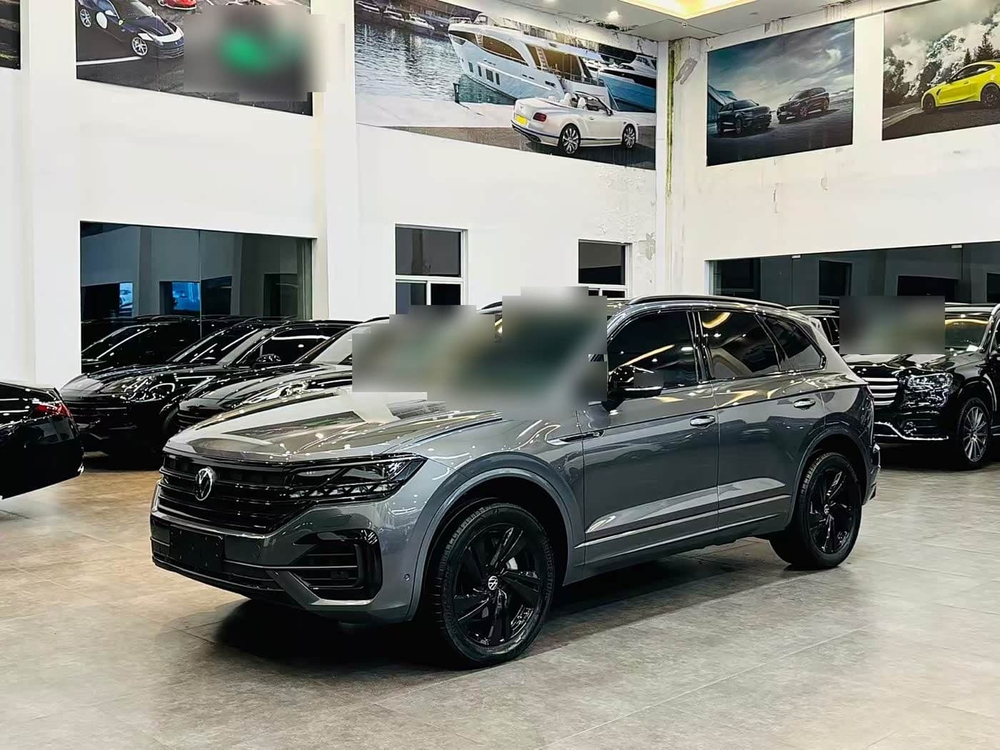 2023 Volkswagen Touareg front exterior