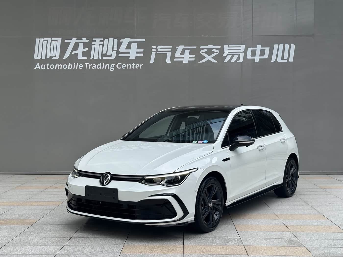 2023 Volkswagen Golf front exterior