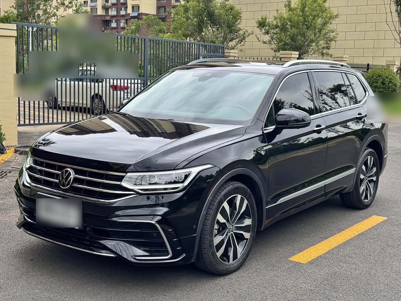 2023 Volkswagen Tiguan L front exterior
