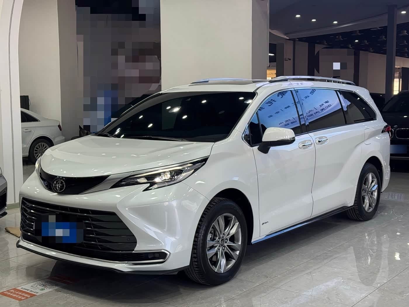 2024 Toyota Sienna front exterior