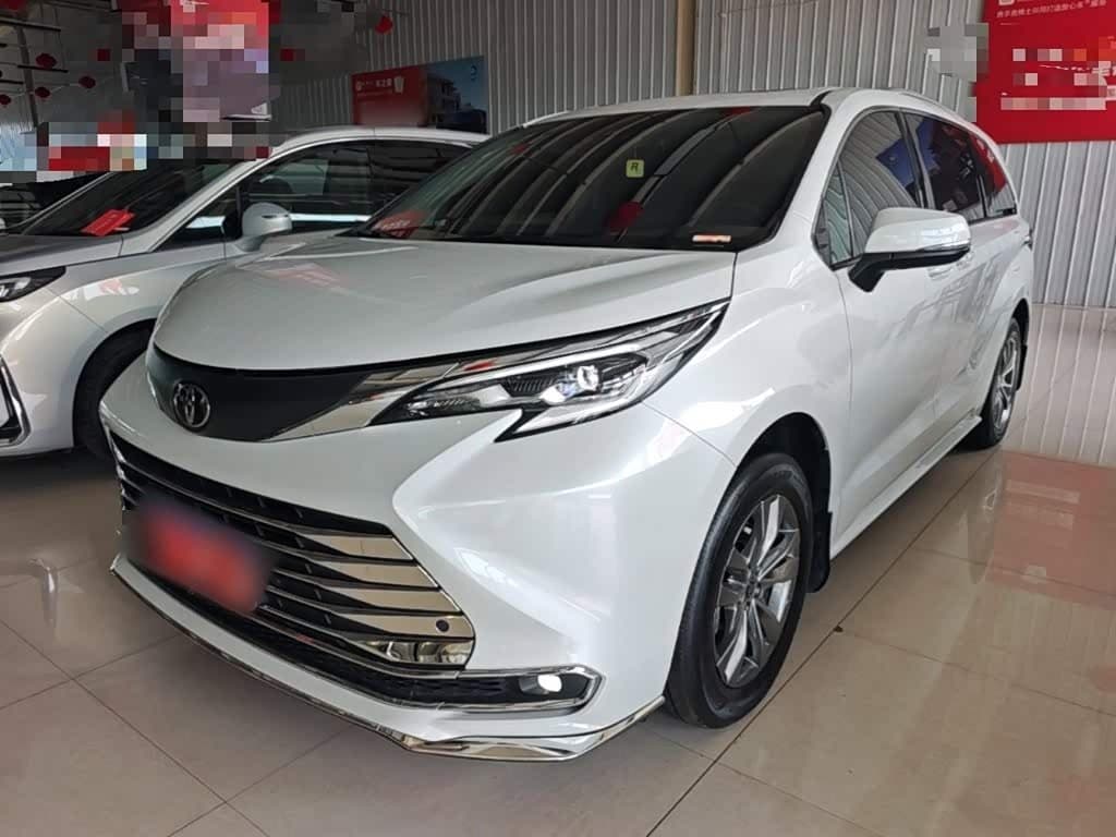 2025 Toyota Sienna front exterior