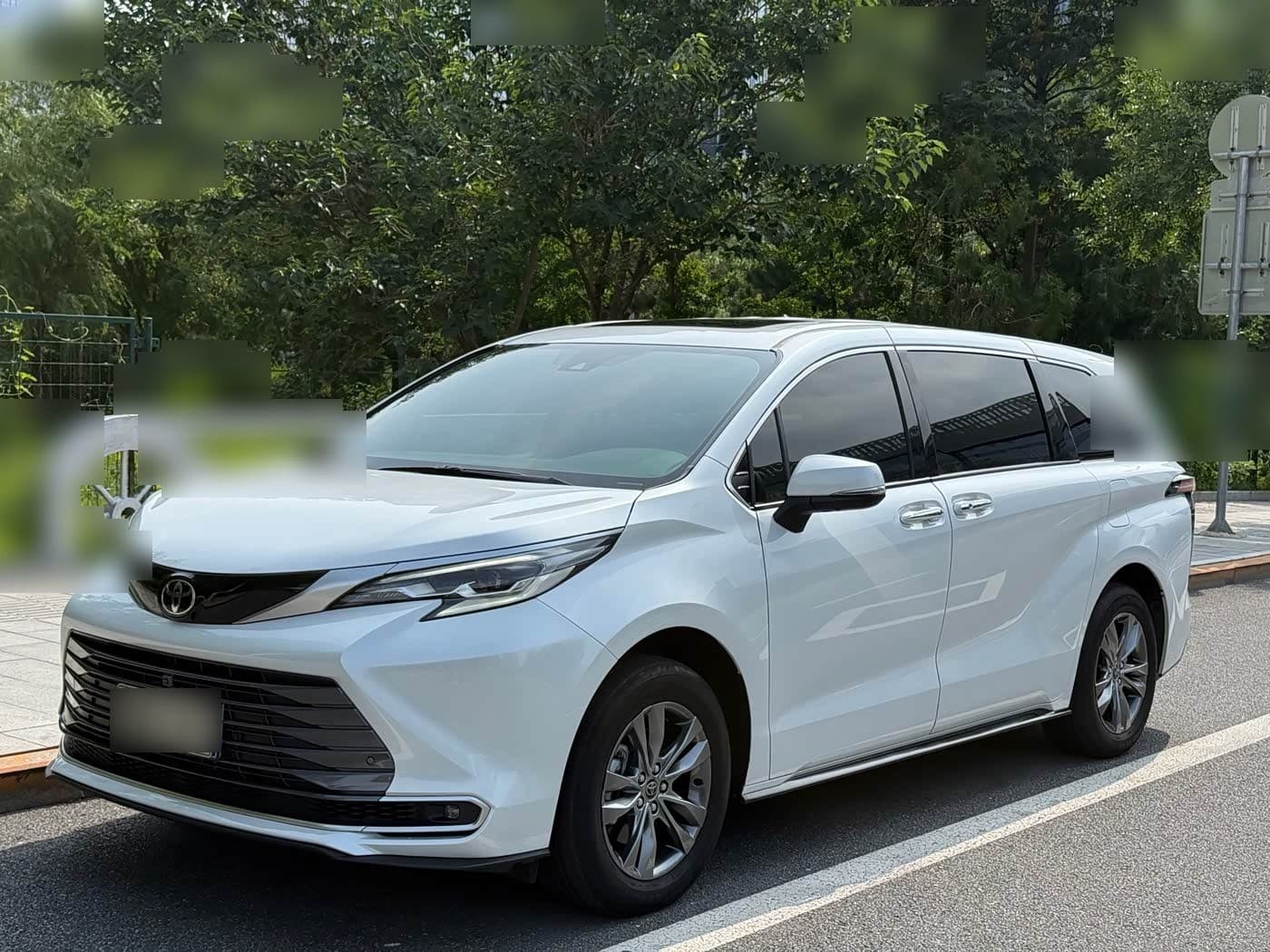 2025 Toyota Sienna front exterior