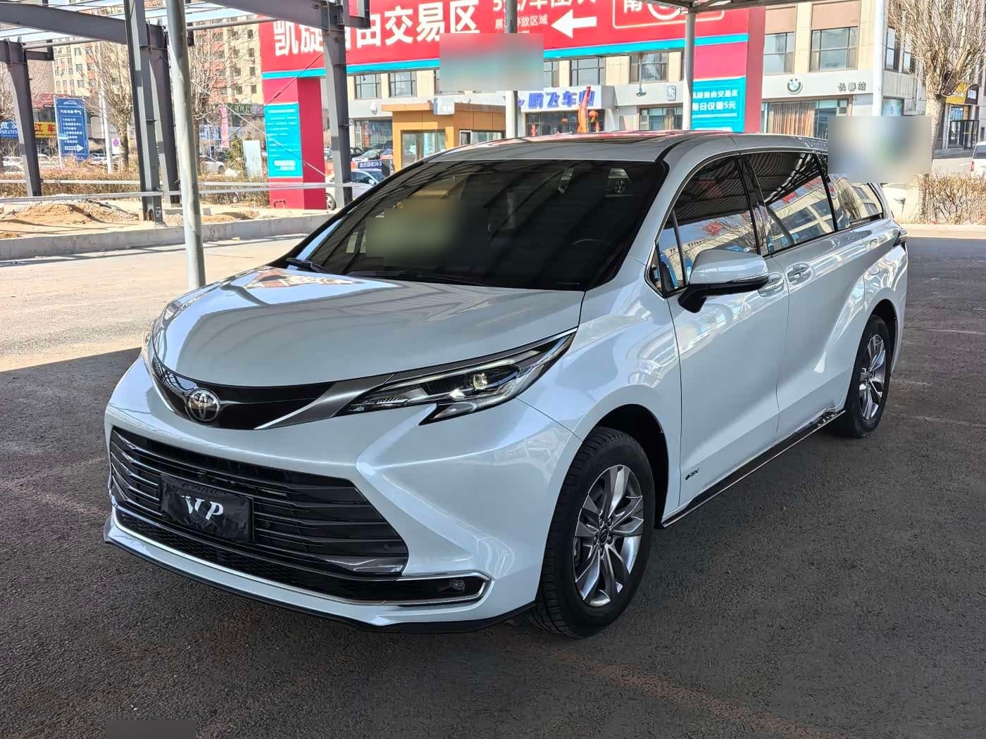 2024 Toyota Sienna front exterior