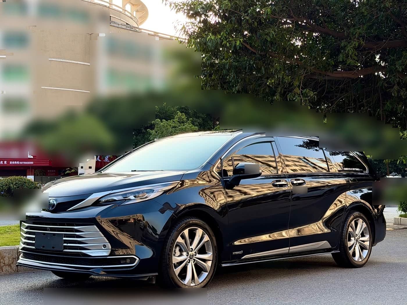 2023 Toyota Sienna front exterior