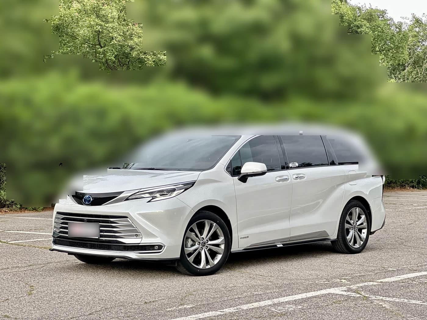 2023 Toyota Sienna front exterior