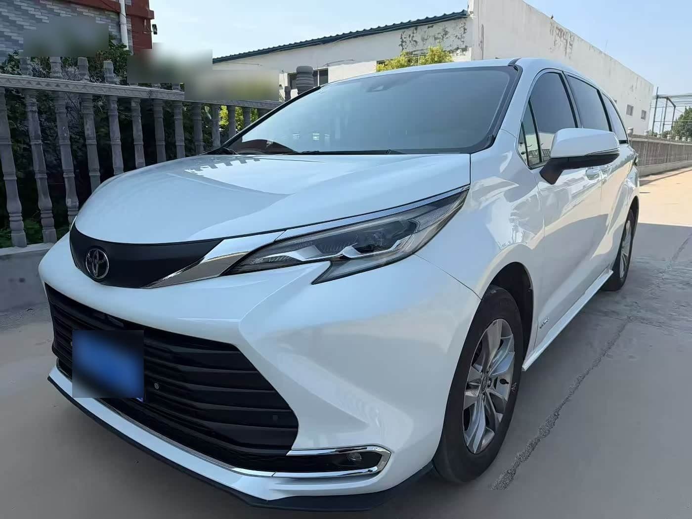 2024 Toyota Sienna front exterior