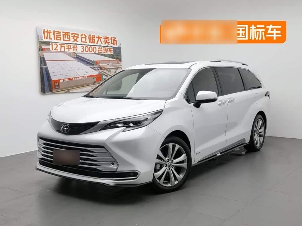 2024 Toyota Sienna front exterior