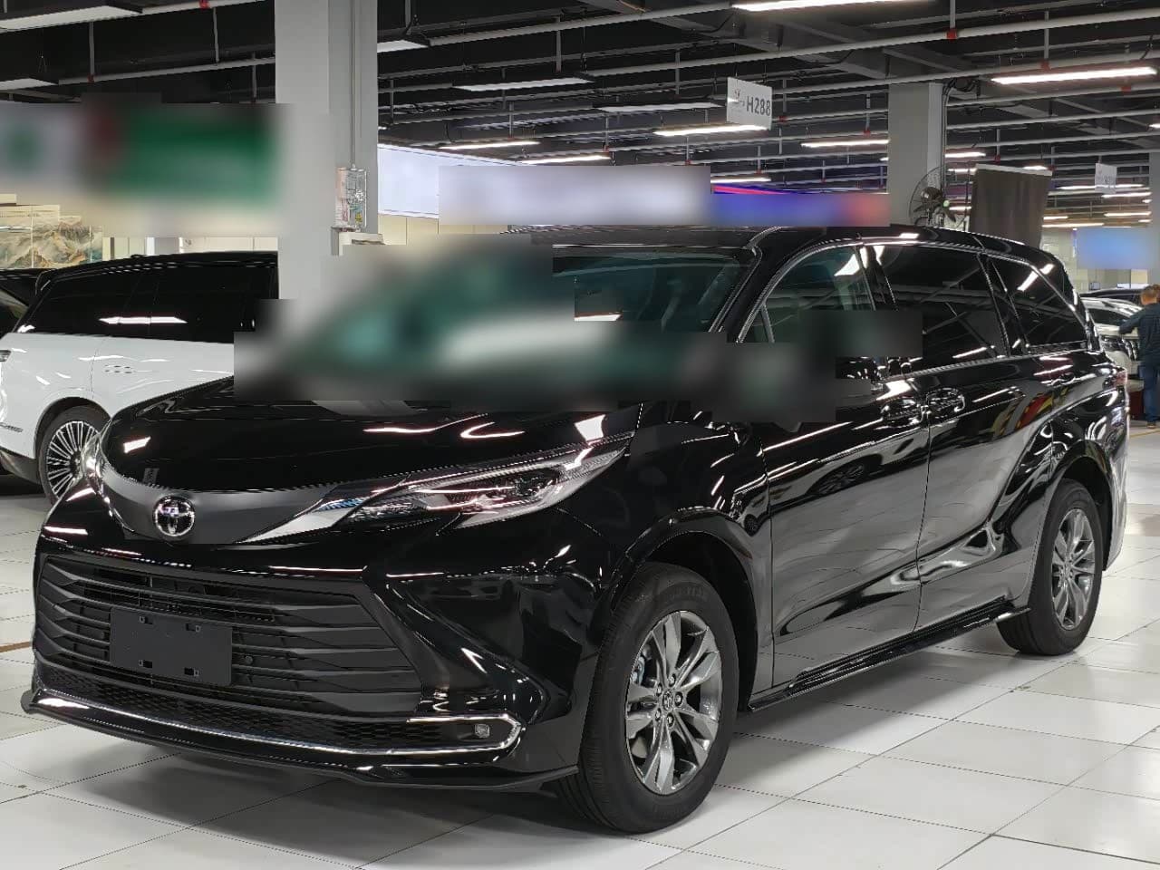 2025 Toyota Sienna front exterior