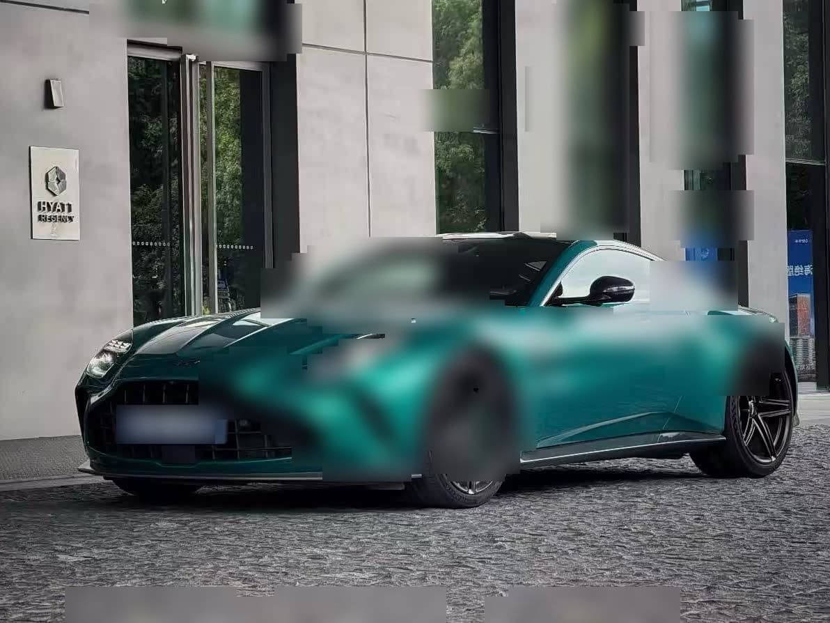 2024 Aston Martin V8 Vantage front exterior