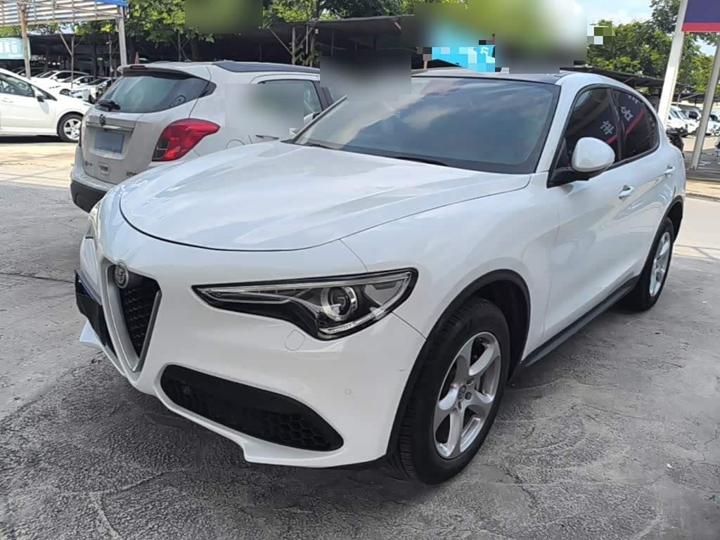 2017 Alfa Romeo Stelvio front exterior