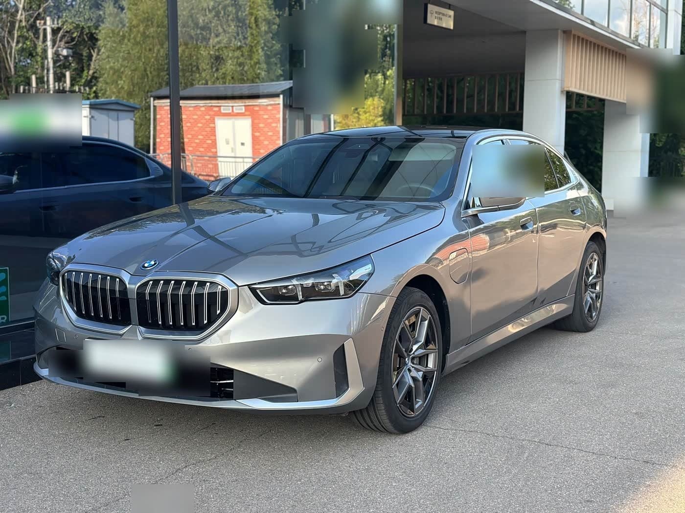 2024 BMW i5 front exterior