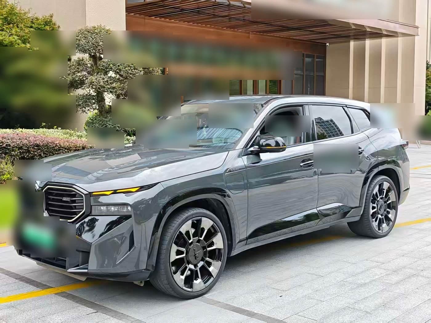 2023 BMW XM front exterior
