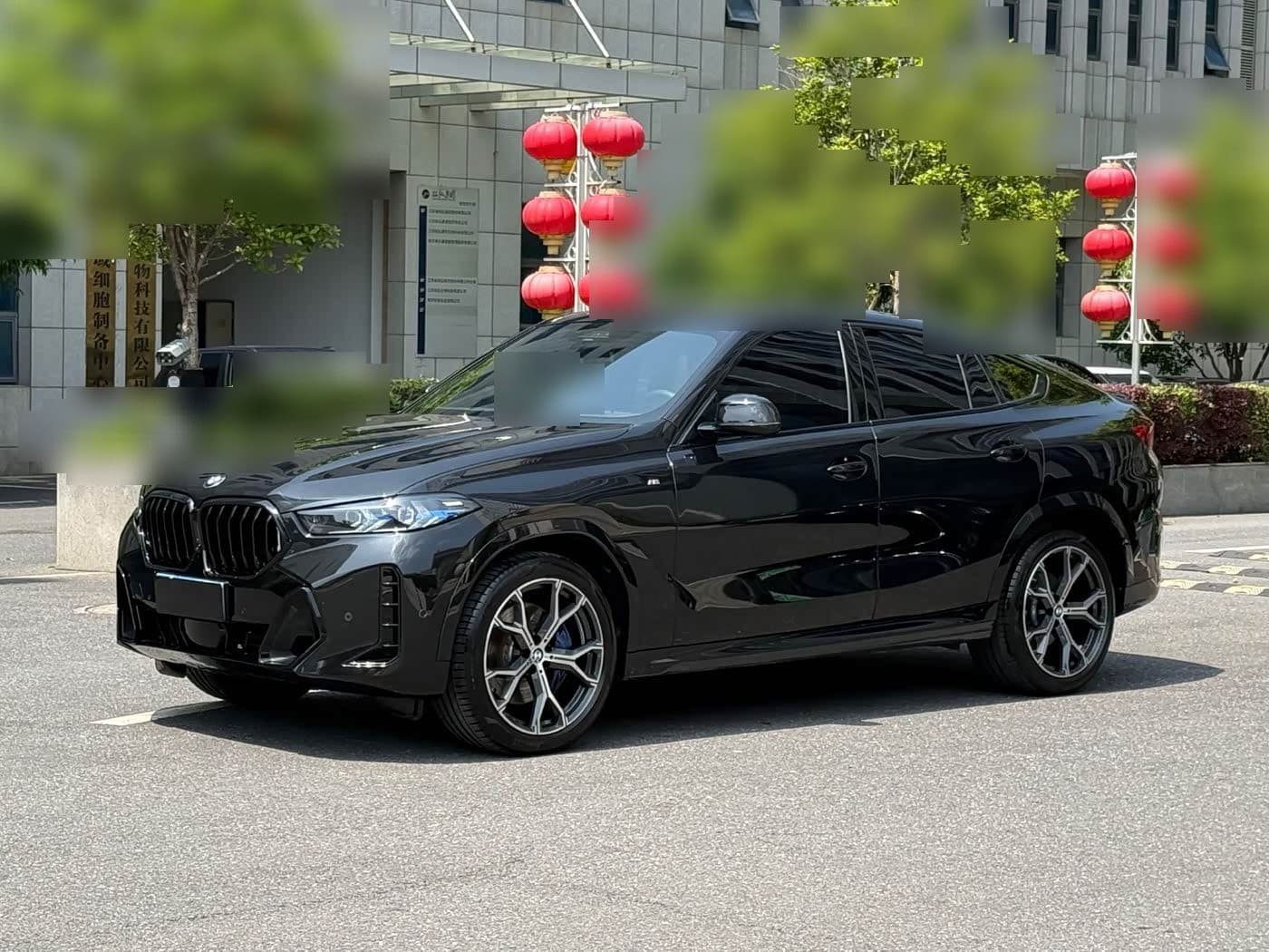 2023 BMW X6 front exterior