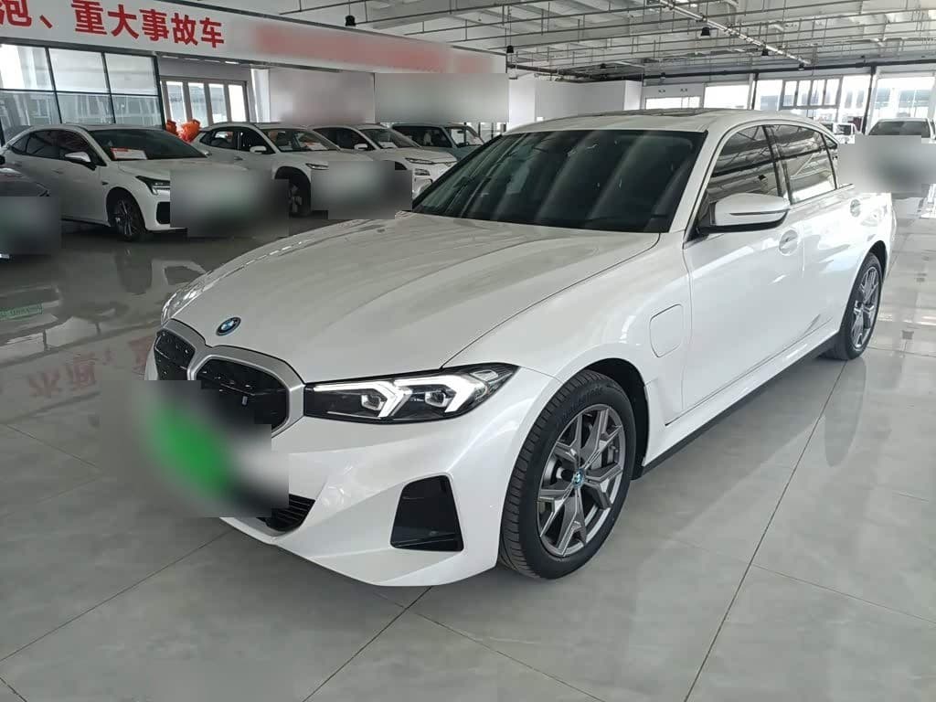 2023 BMW i3 front exterior