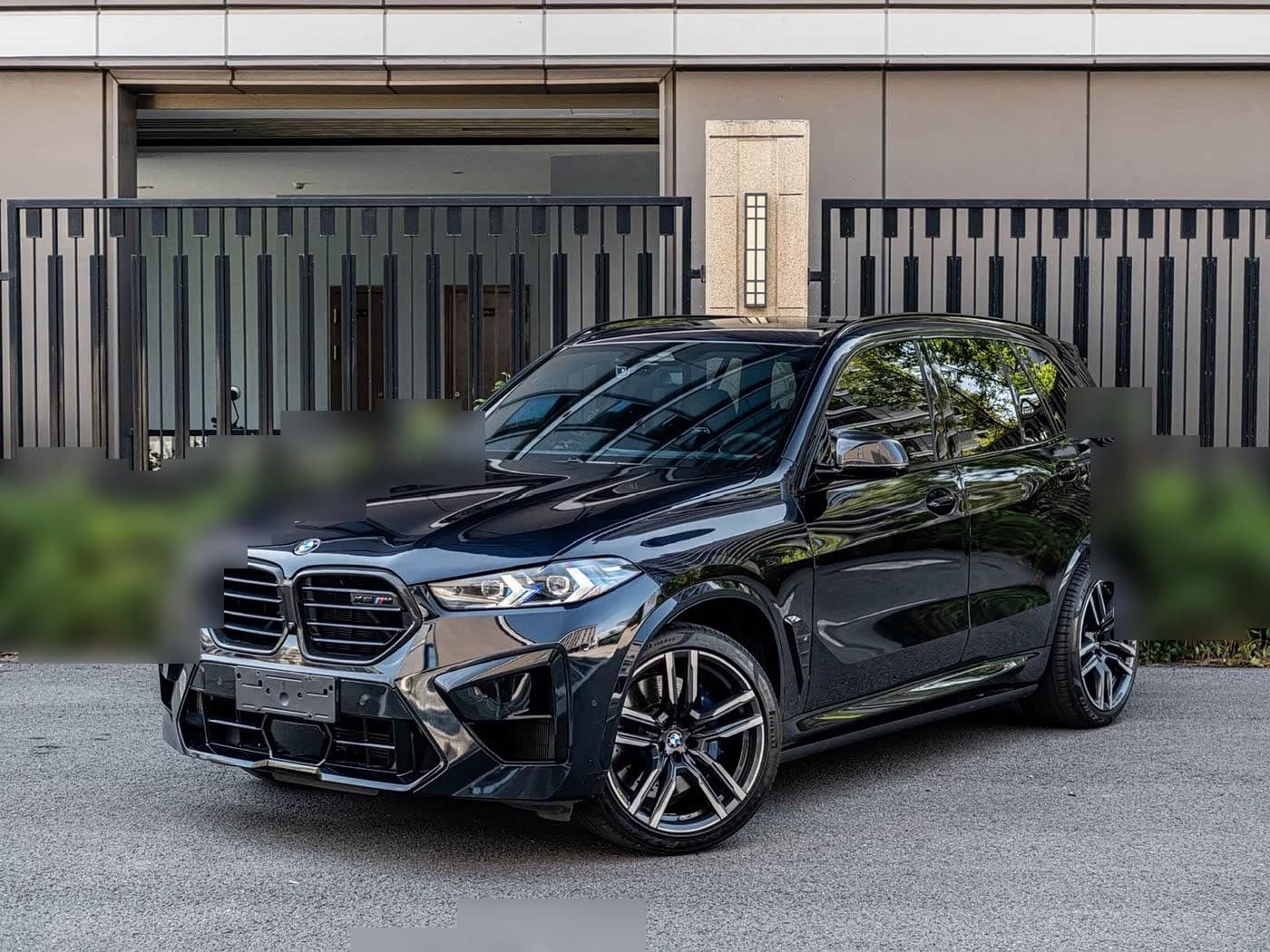 2023 BMW X5 M front exterior