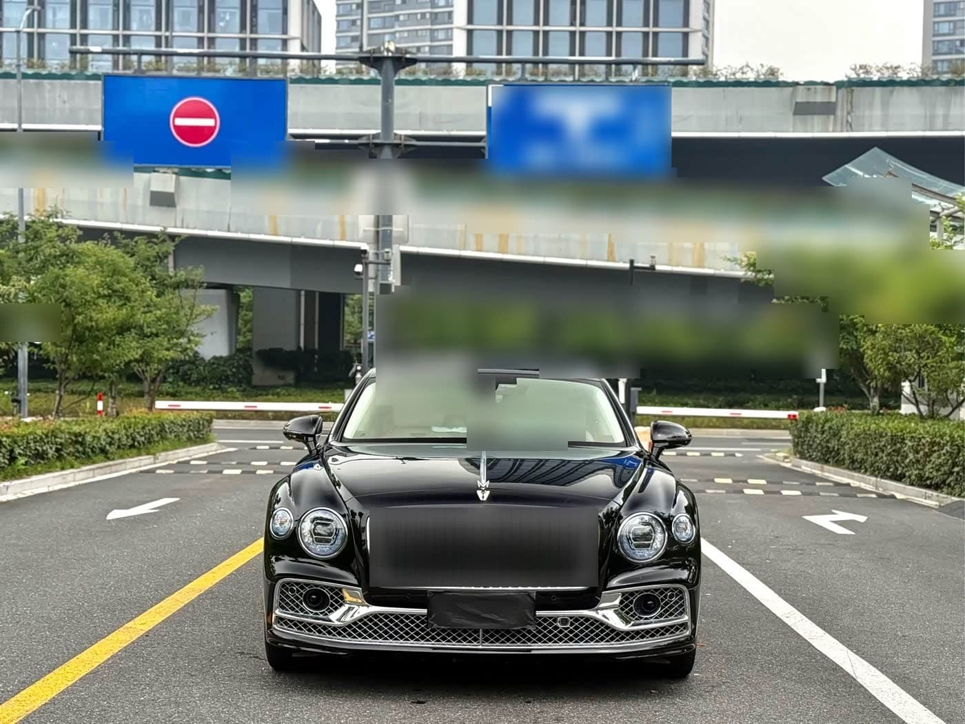2023 Bentley Flying Spur front exterior