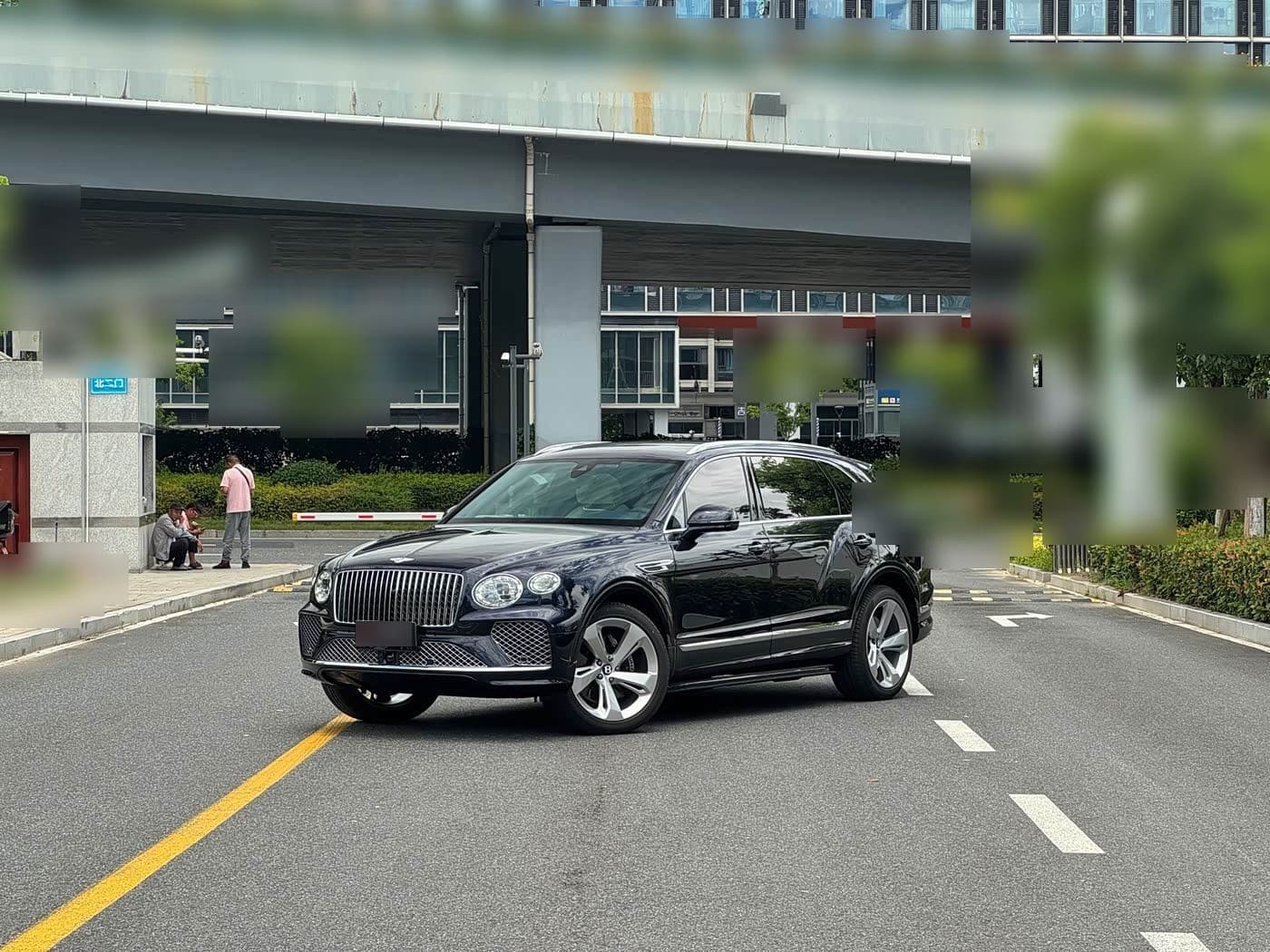 2023 Bentley Bentayga front exterior
