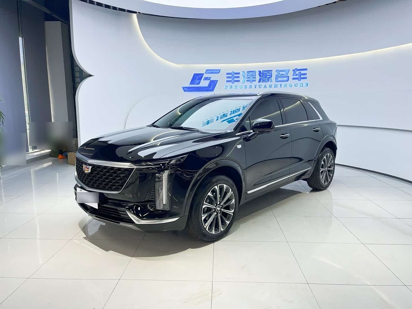 2025 Cadillac XT5 front exterior