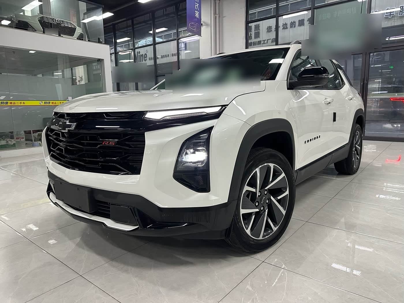 2024 Chevrolet Equinox Plus front exterior
