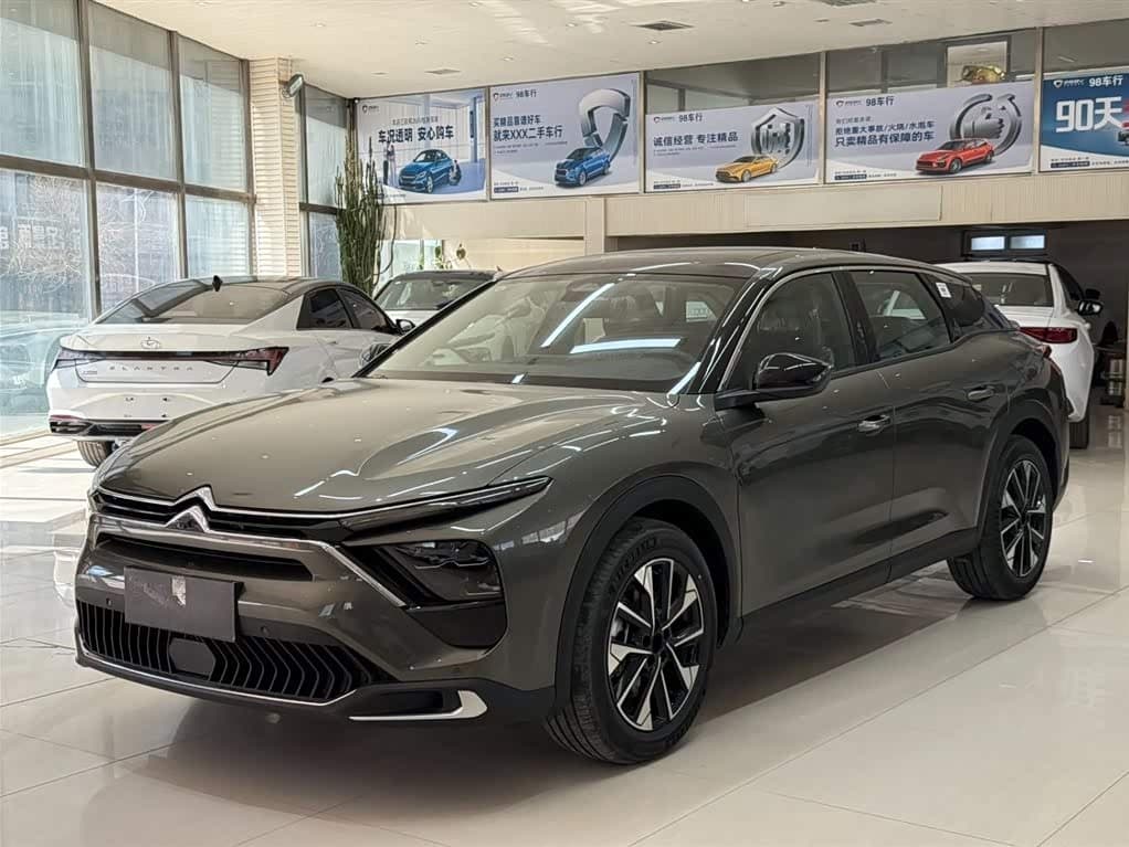 2024 Citroën Versailles C5 X front exterior