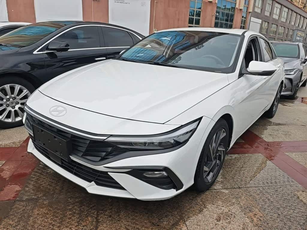 2023 Hyundai Elantra front exterior