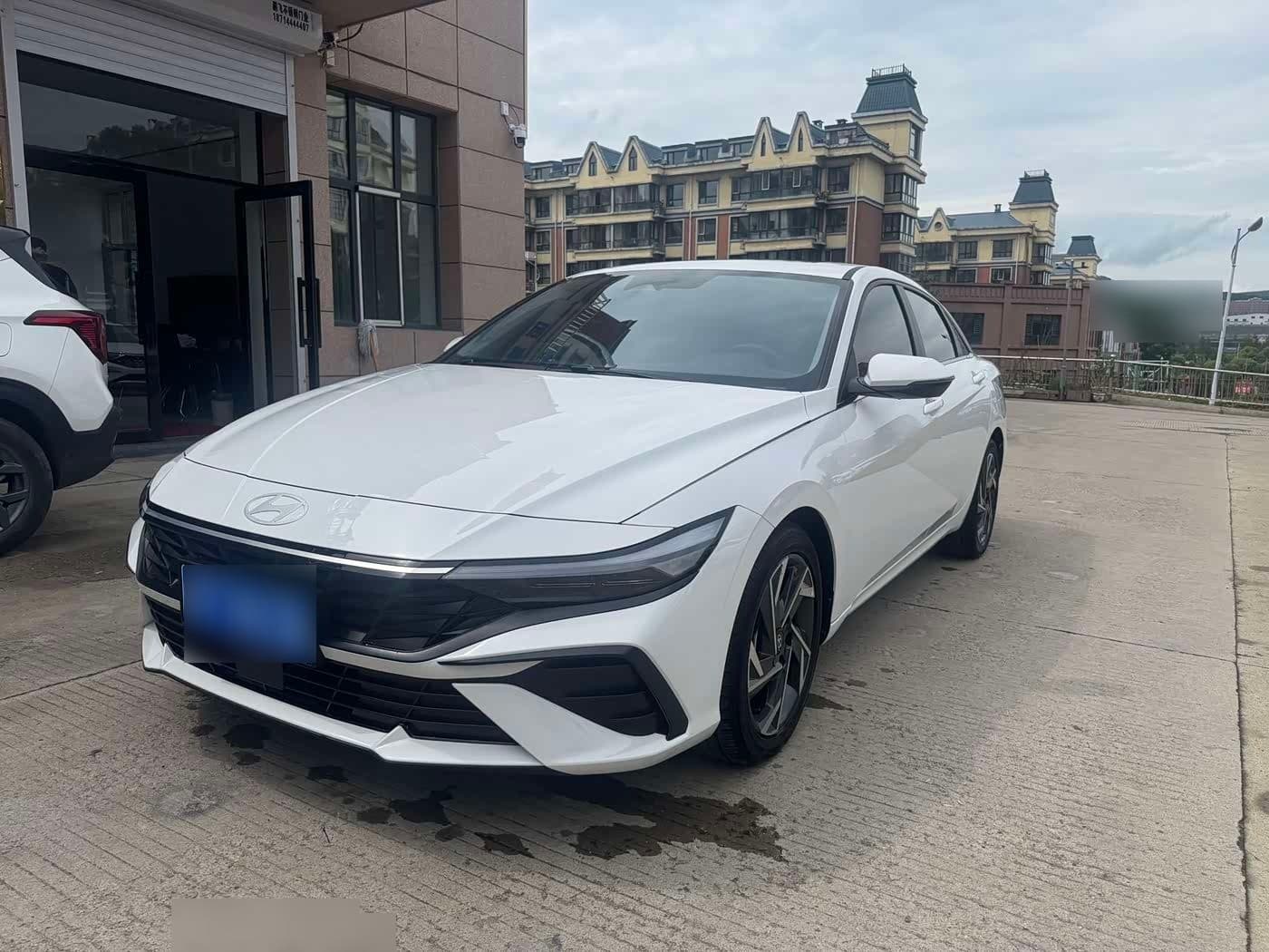 2023 Hyundai Elantra front exterior