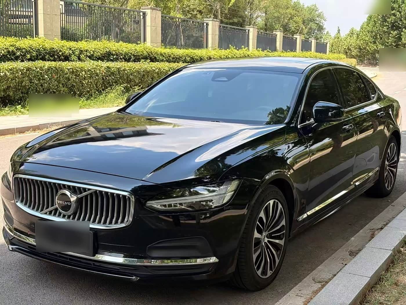 2023 Volvo S90 front exterior