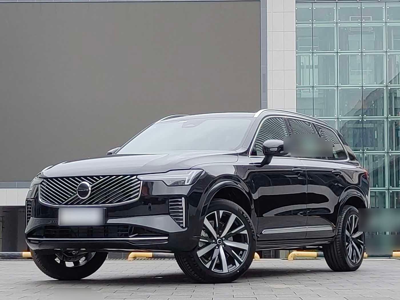 2025 Volvo XC90 front exterior