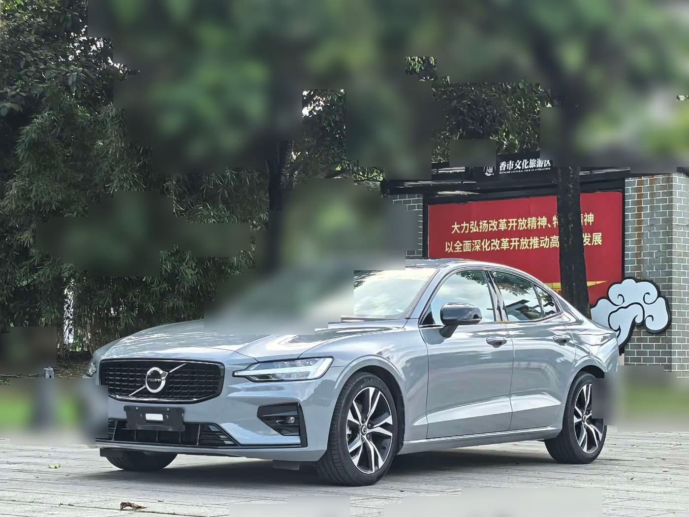 2024 Volvo S60 front exterior