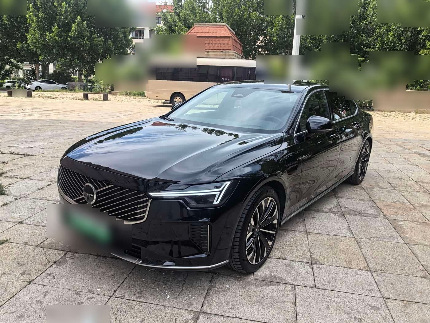 2025 Volvo S90 Plug-in Hybrid front exterior
