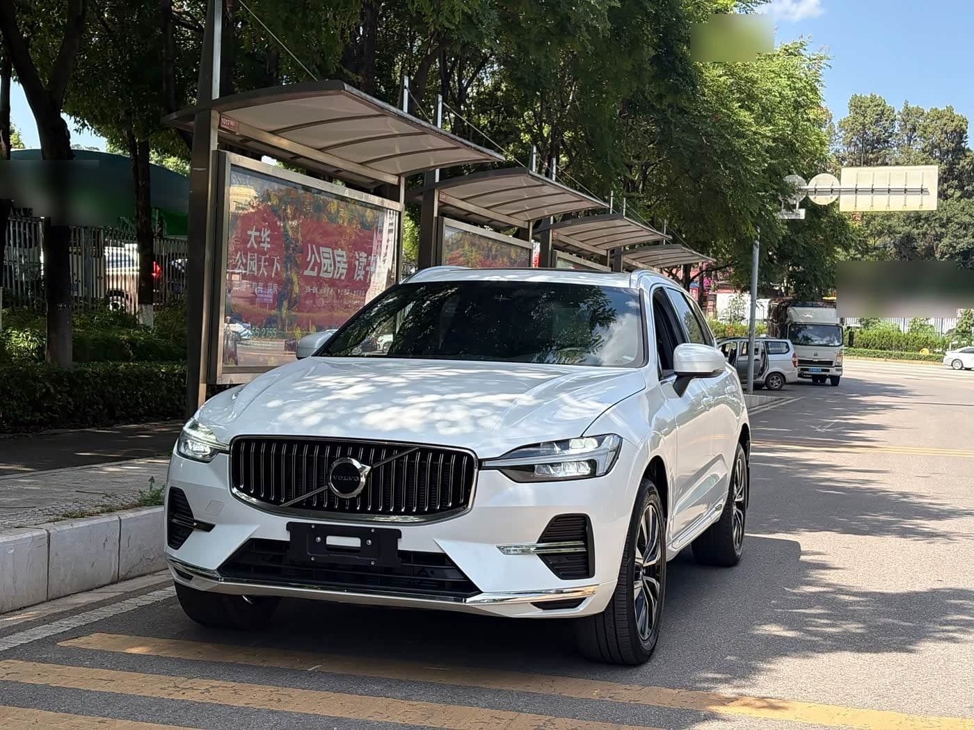 2023 Volvo XC60 front exterior