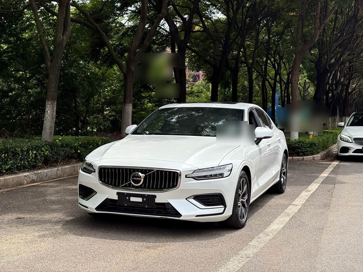 2022 Volvo S60 front exterior