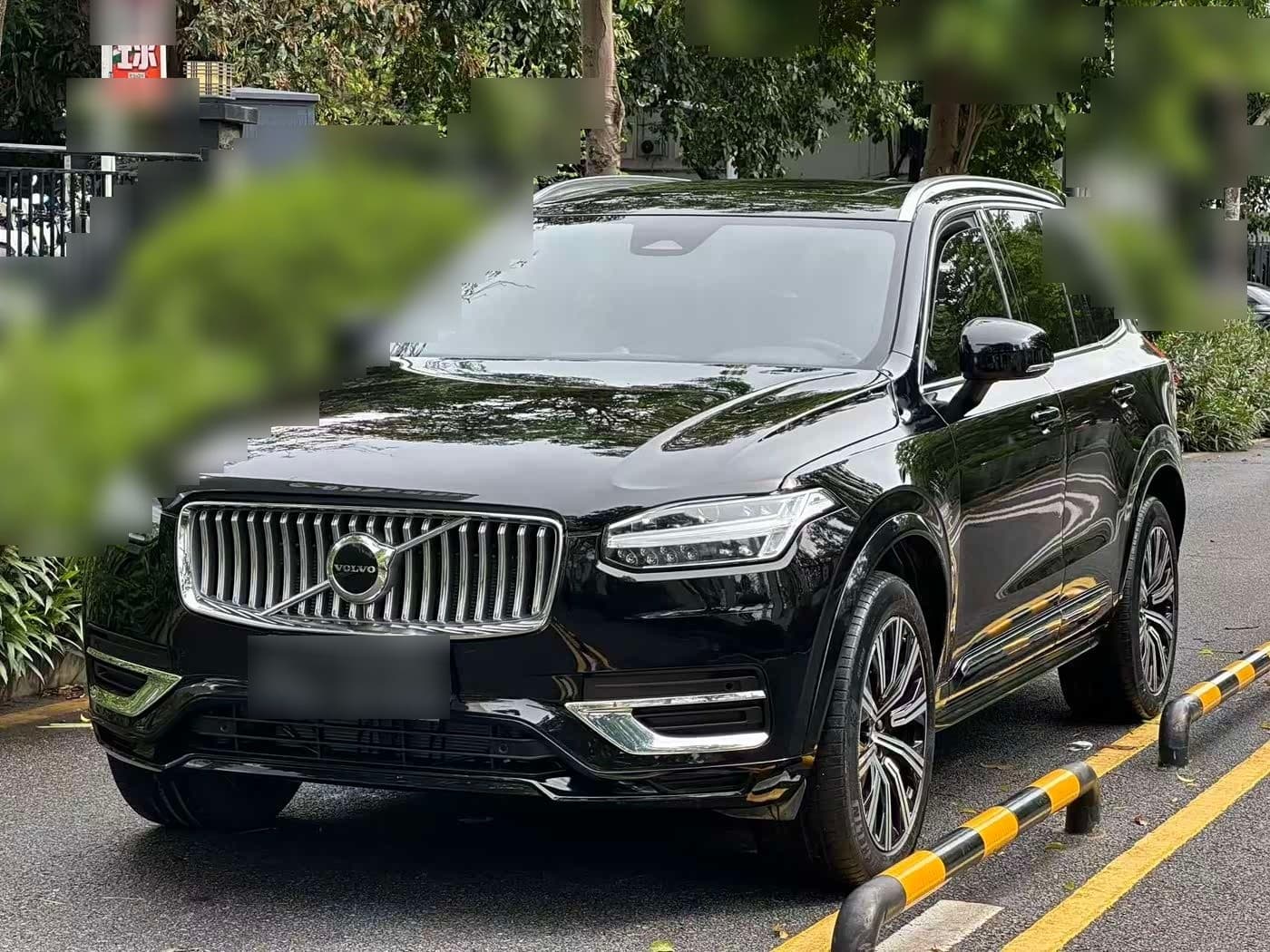 2023 Volvo XC90 front exterior
