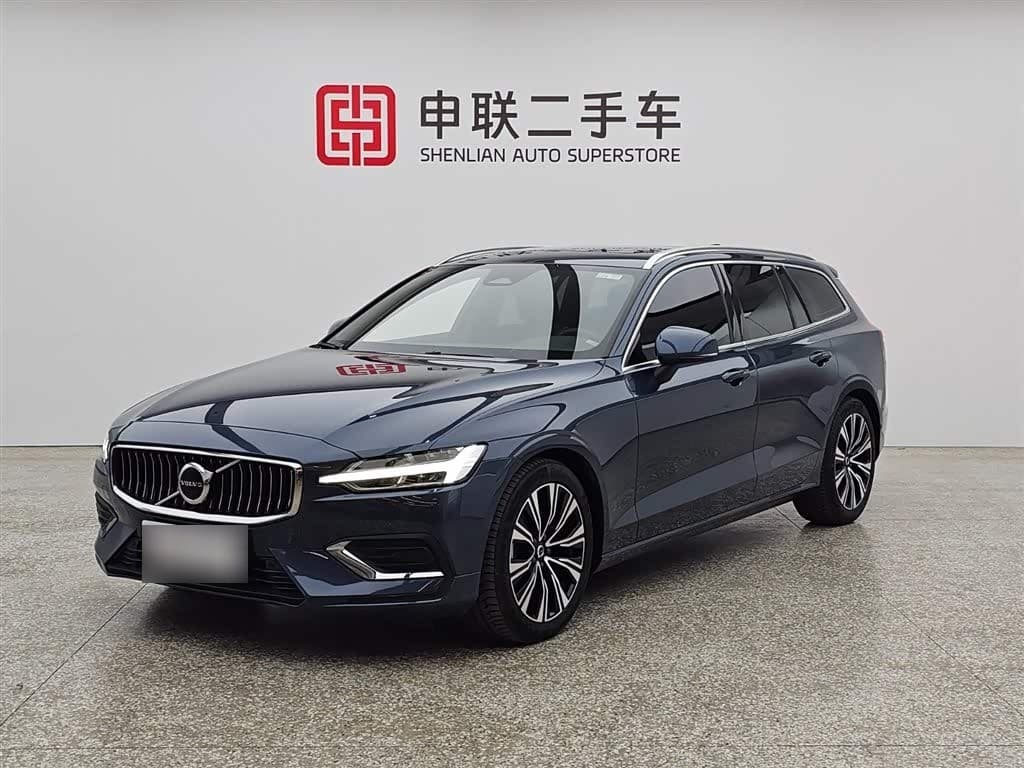 2022 Volvo V60 front exterior