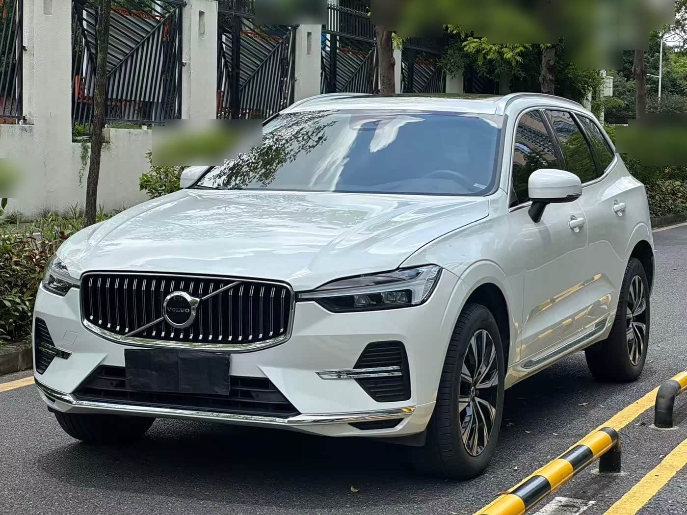 2022 Volvo XC60 front exterior