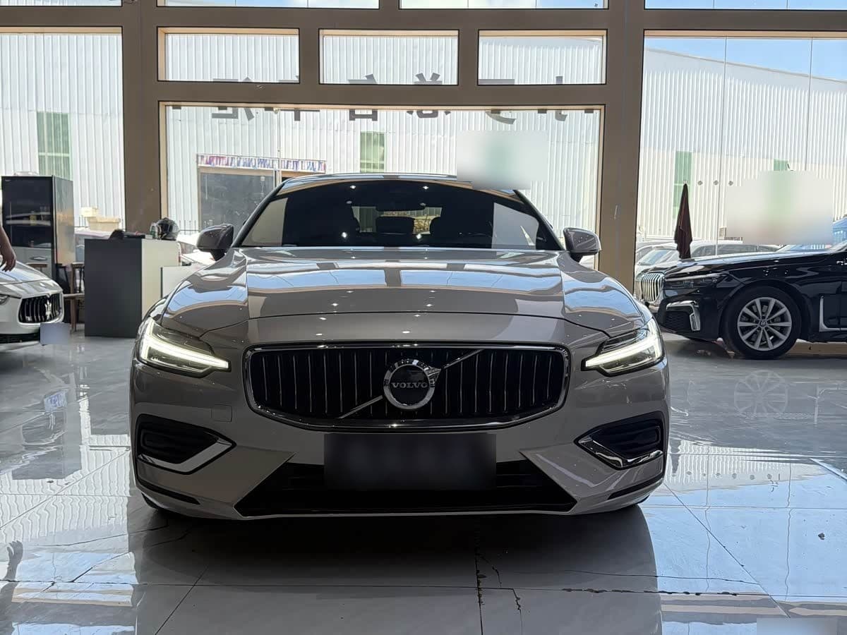 2022 Volvo S60 front exterior