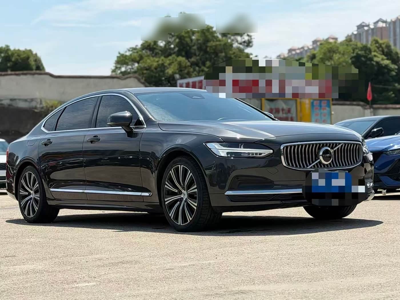 2023 Volvo S90 front exterior