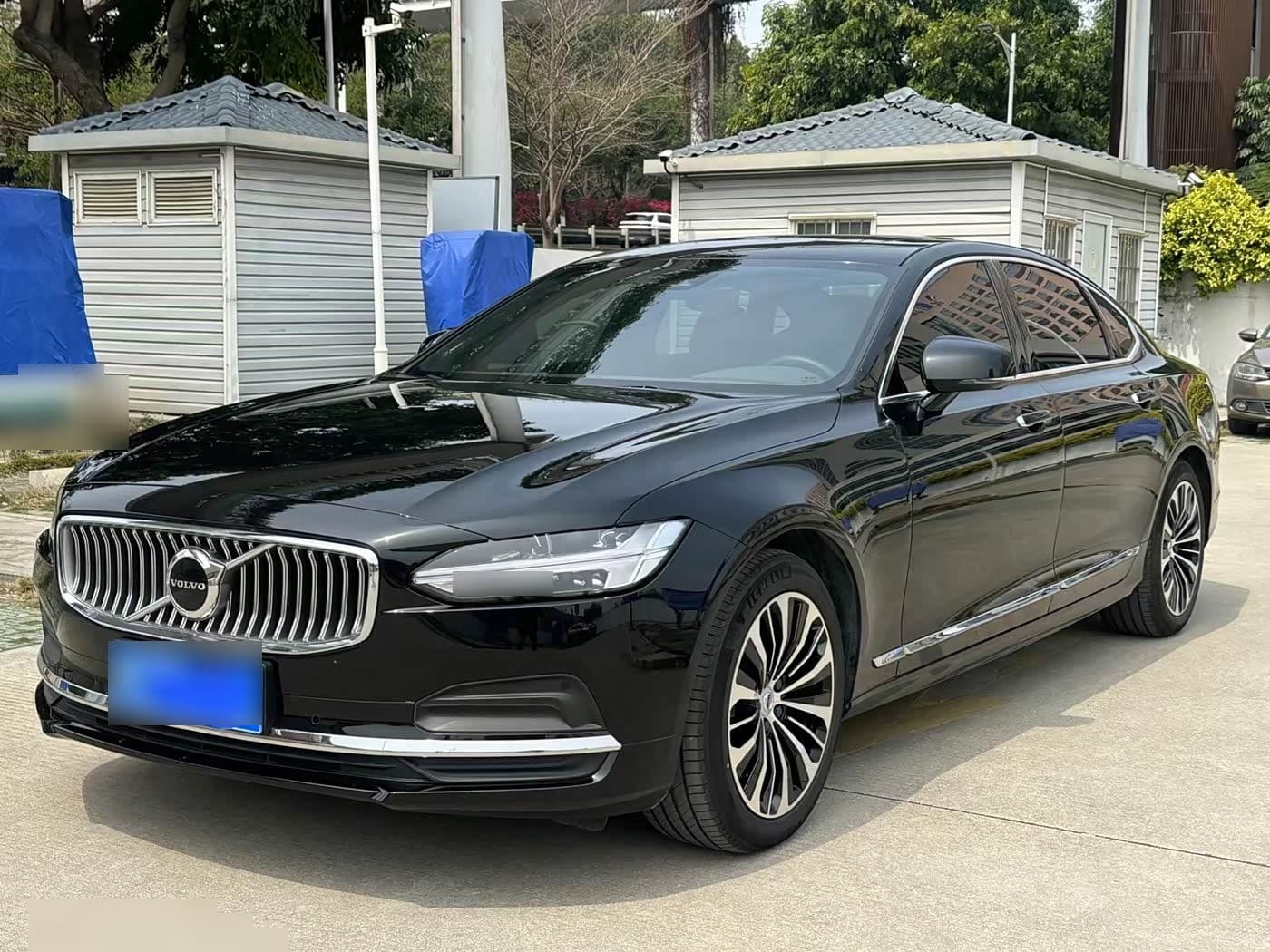 2023 Volvo S90 front exterior