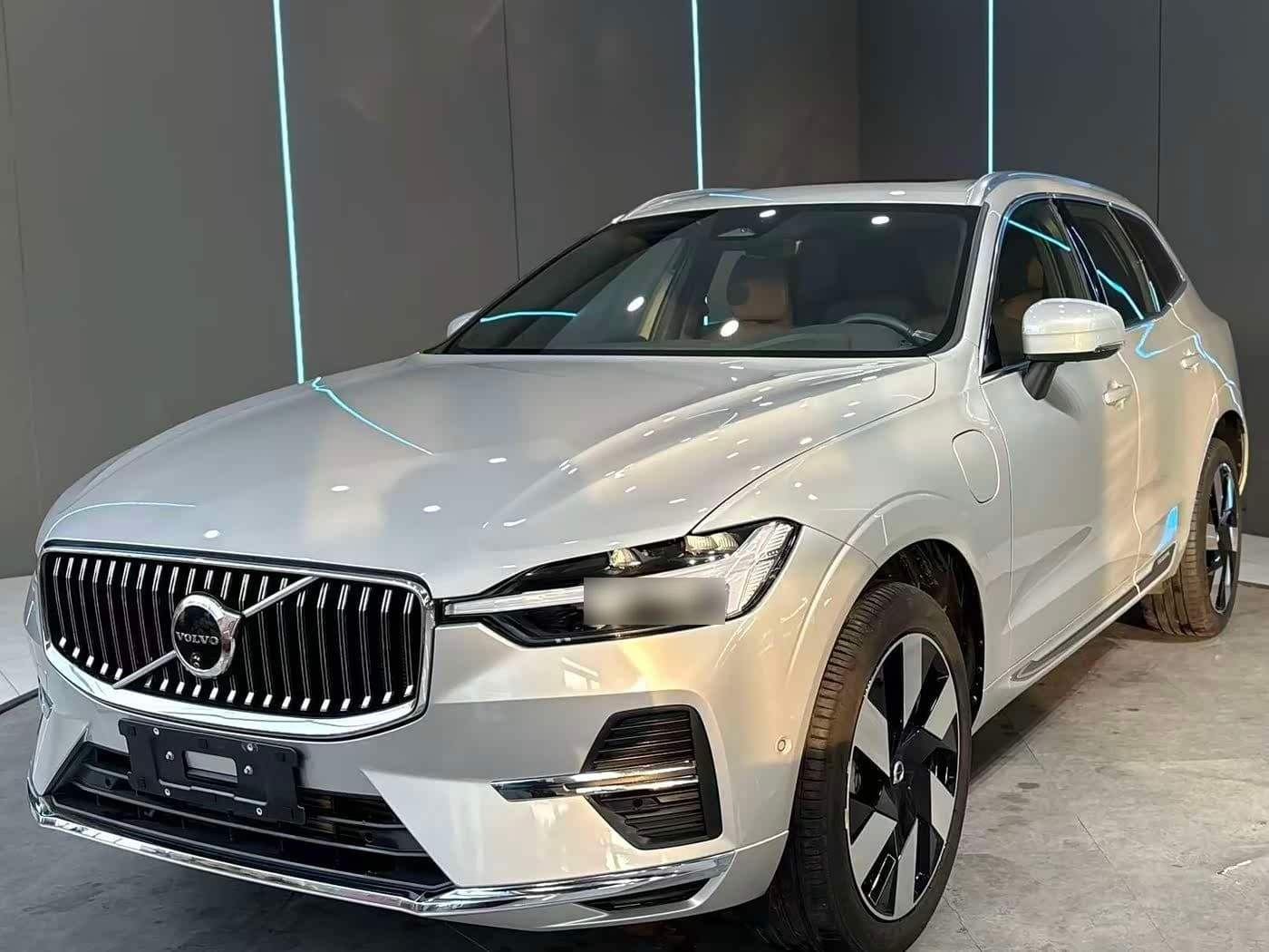 2023 Volvo XC60 Plug-in Hybrid front exterior
