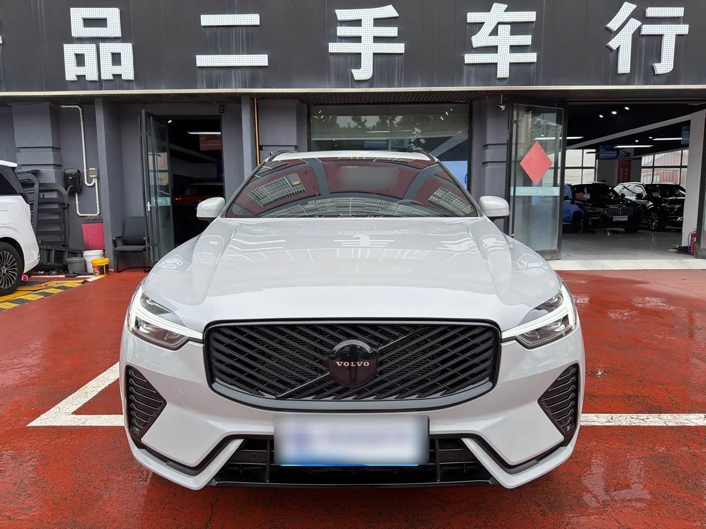 2025 Volvo XC60 front exterior